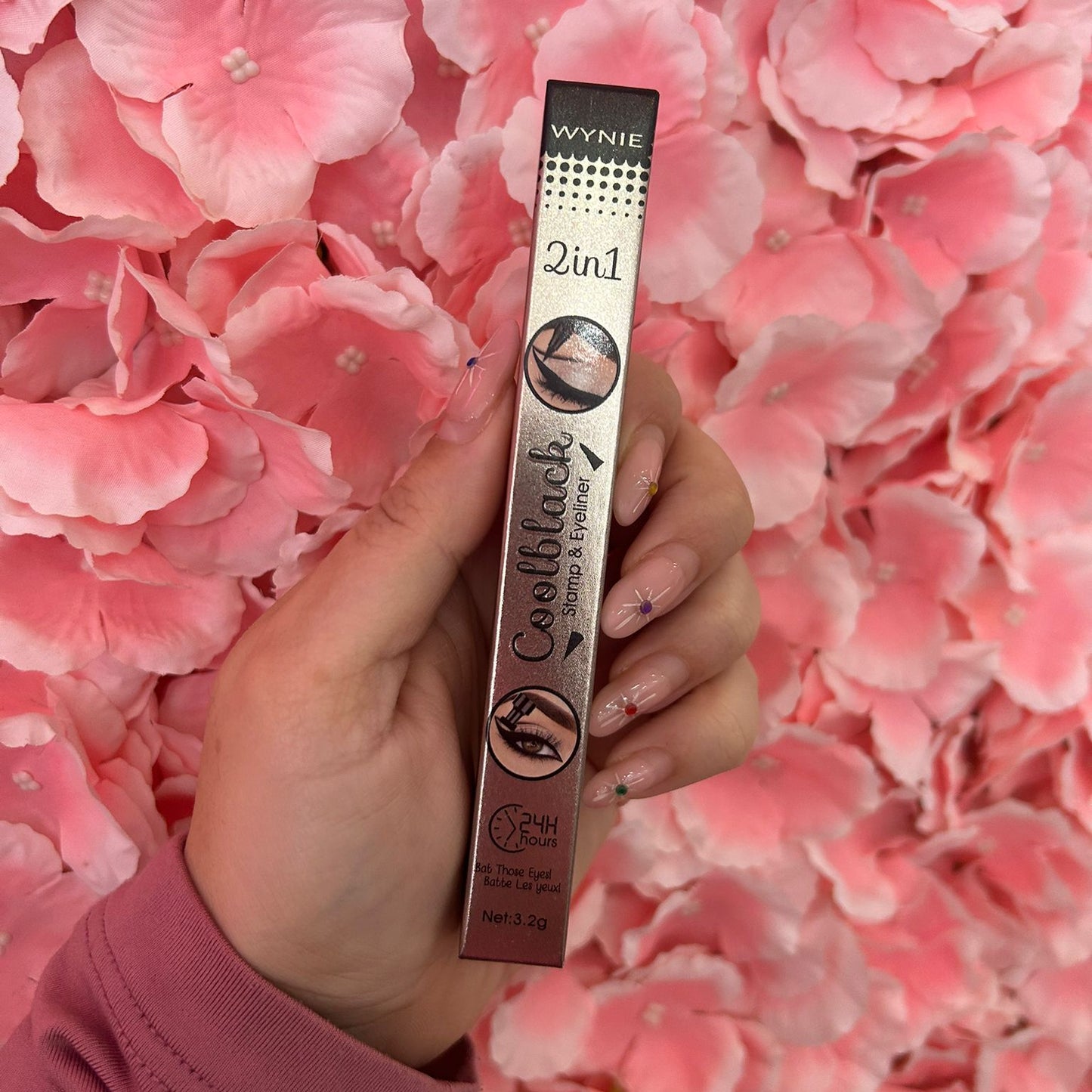 Eyeliner 2 en 1 con stamp Wynie